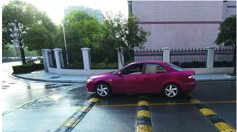 PCB厂：再这样过减速带，你的车寿命至少减三年！